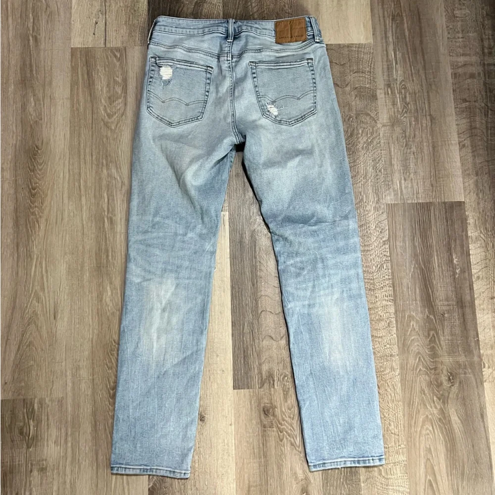 American Eagle Distressed Light Wash Slim Straight Jeans 33x32